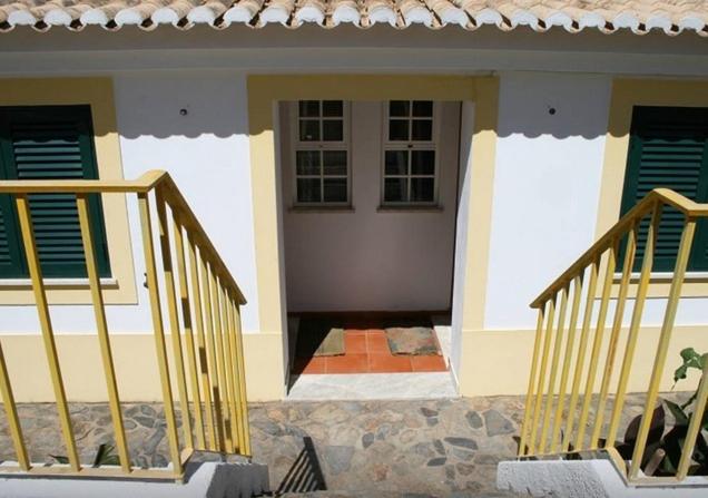 卡拉帕泰拉Casa da Praia do Amado的房屋设有通往前门的楼梯