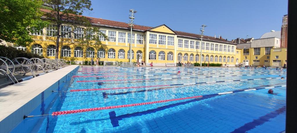 布达佩斯布达佩斯塞萨尔酒店的大楼前的大型游泳池
