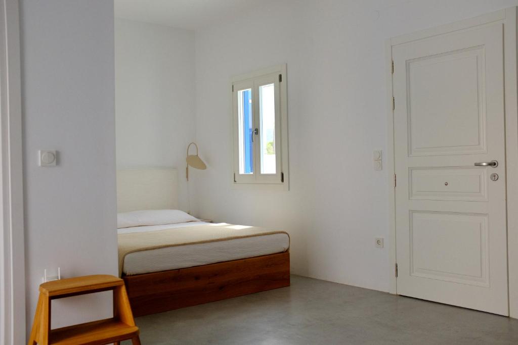 阿波罗尼亚MILORA SuNSET的一间卧室设有床、窗户和门