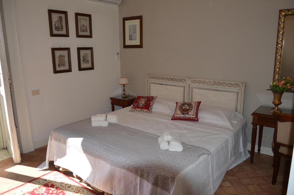 马斯卡卢恰Uzeda, Doppia con bagno privato的卧室配有白色的床和2个枕头
