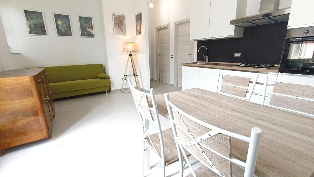 Bacu AbisCivico 7的厨房配有绿色沙发和桌子