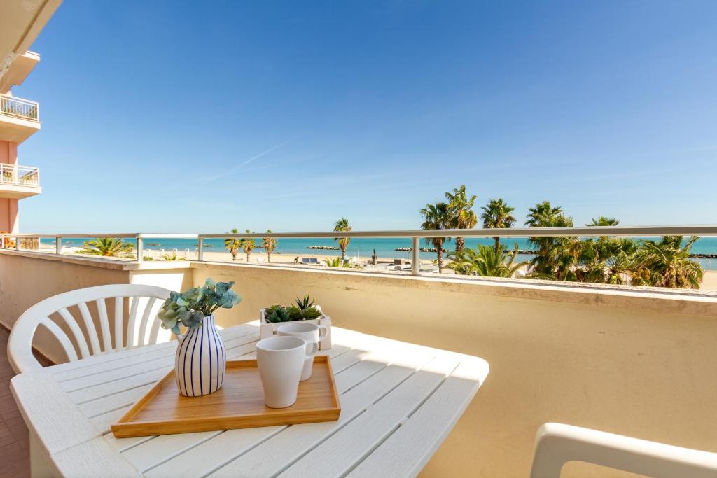 波尔图圣乔治Appartamento Bellariva A1 - MyHo Casa的海滩景阳台桌子