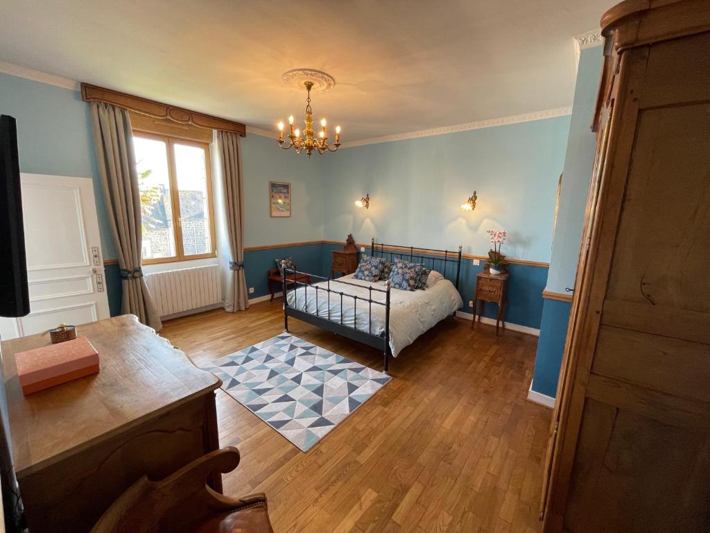 滨海勒维维耶La Salmonière的蓝色客房中一间带床的卧室