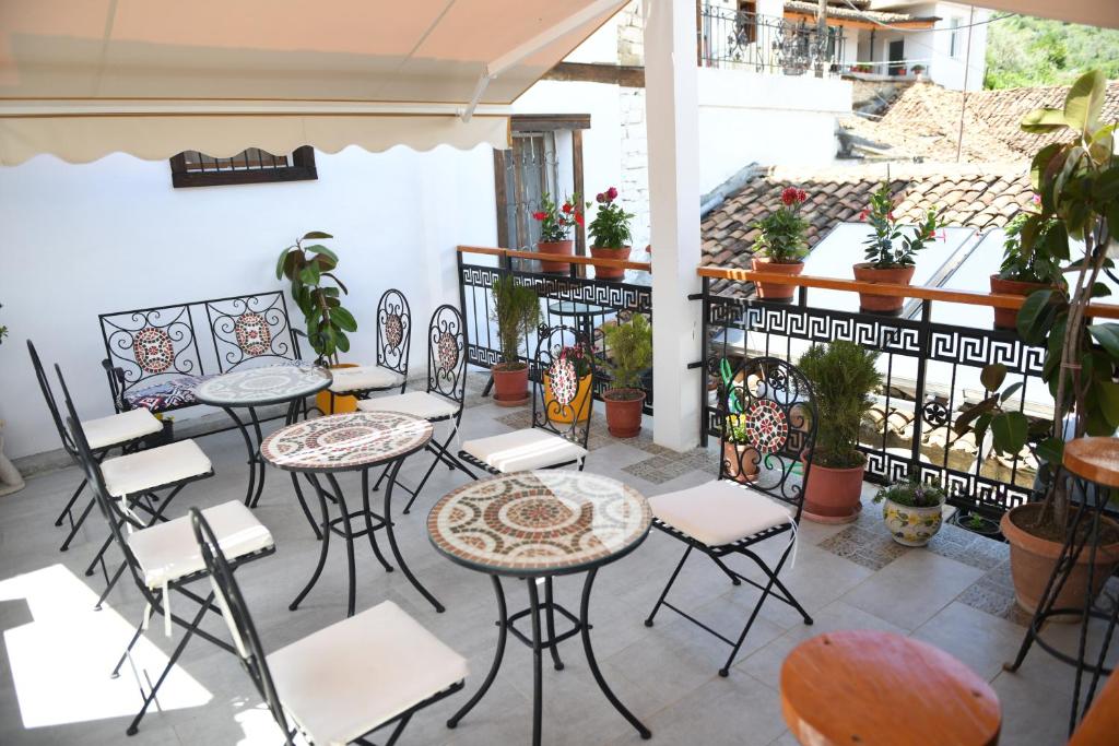 培拉特Vila Darla的一个带桌椅和盆栽的庭院