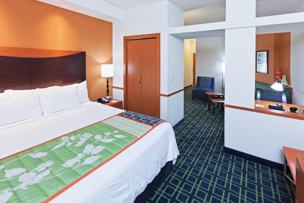 塔尔萨Fairfield Inn & Suites Tulsa South Medical District的酒店客房设有一张大床和一张书桌。