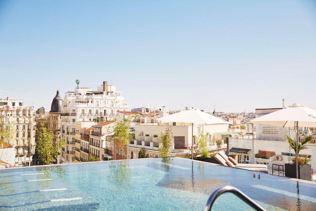 马德里Thompson Madrid, by Hyatt的建筑物屋顶上的游泳池