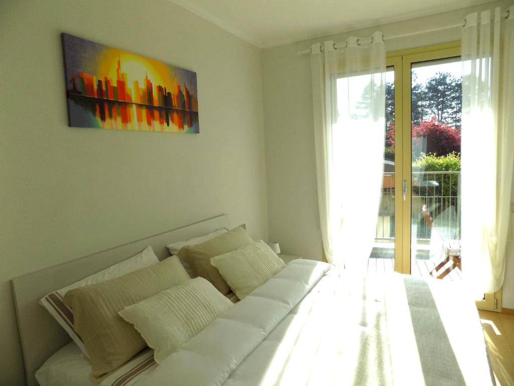 科莫Lake Como view Apartment的墙上画的白色沙发