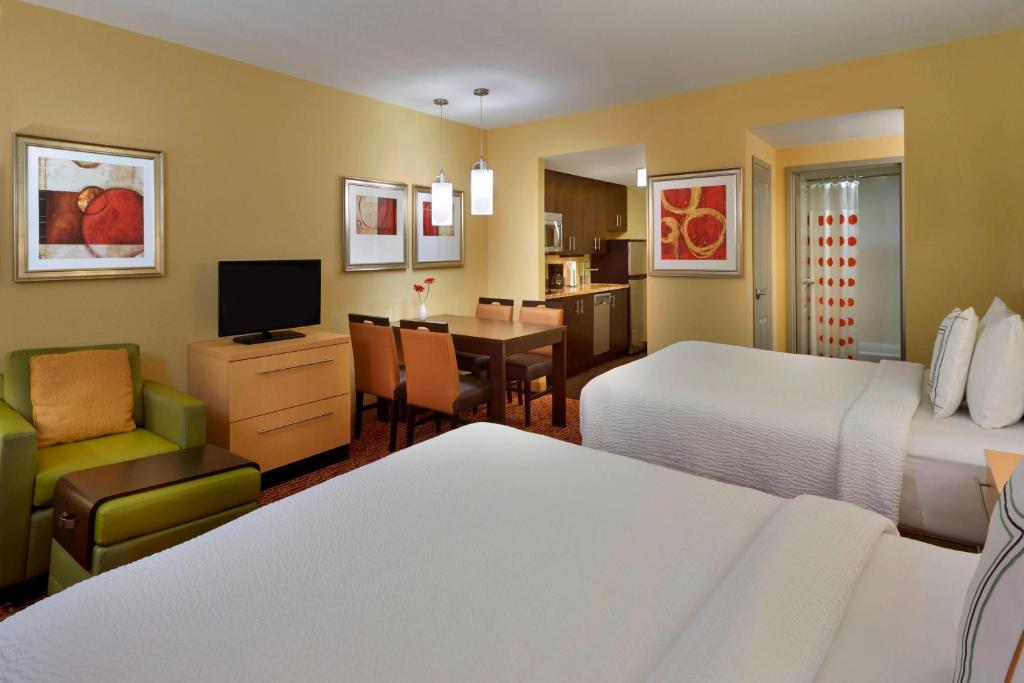 桑德贝桑德海湾万豪酒店唐恩普类斯套房的一间酒店客房,设有两张床和一间餐厅