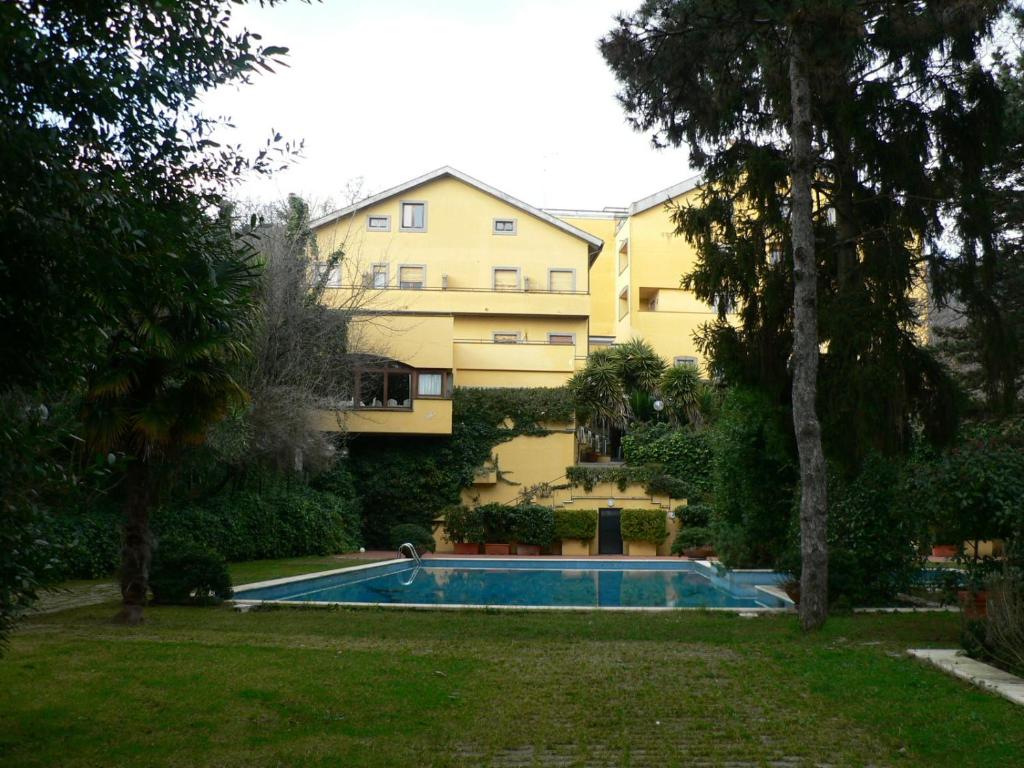 韦莱特里贝尼托阿尔博斯科酒店的庭院中带游泳池的房子