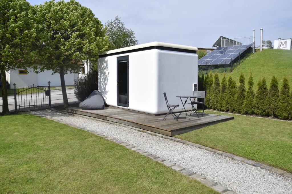 Tiny House in ruhiger Lage的院子内带野餐桌的小房子