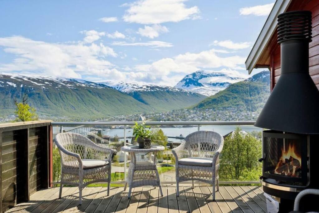 特罗姆瑟Sea & Mountain View Apartment Tromsø的一个带椅子和壁炉的山景阳台