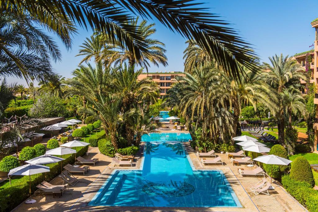 马拉喀什Sofitel Marrakech Palais Impérial & Spa的享有度假村游泳池的景致。