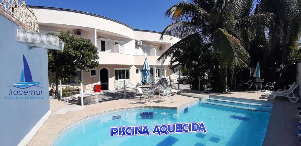 瓜鲁雅Hotel Iracemar - Piscina Aquecida的别墅前的游泳池