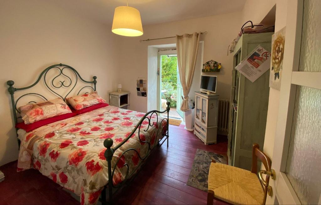 曼恰诺L'ANGOLINO, Casale vita nova的一间卧室配有一张红色棉被的床