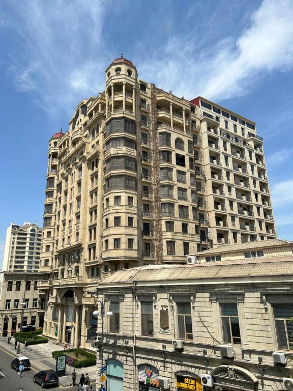 巴库Apartment on Nizami street的前面有一条街道的大高楼