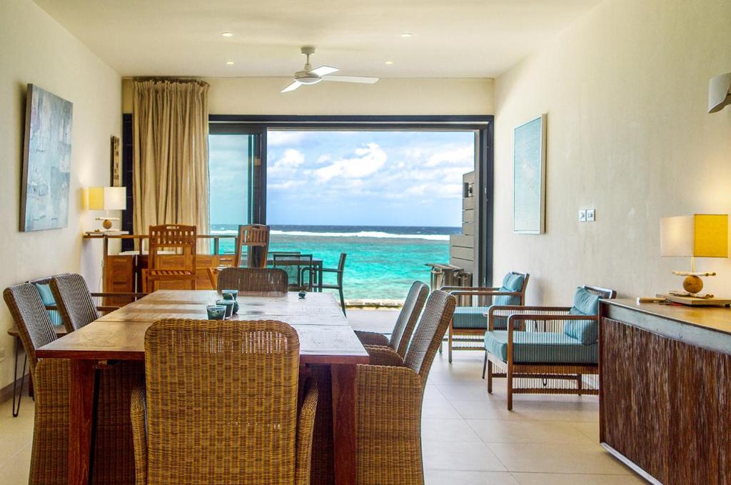 蓝海湾Coral Bay by Dream Escapes的一间设有桌子的海景用餐室