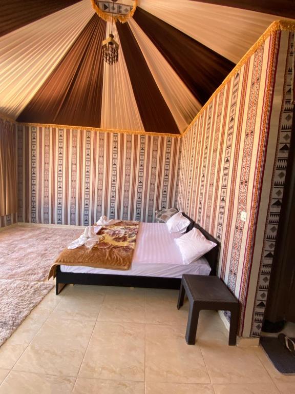 瓦迪拉姆Rum Nights Bedouin Camp的帐篷内一间卧室,配有一张床