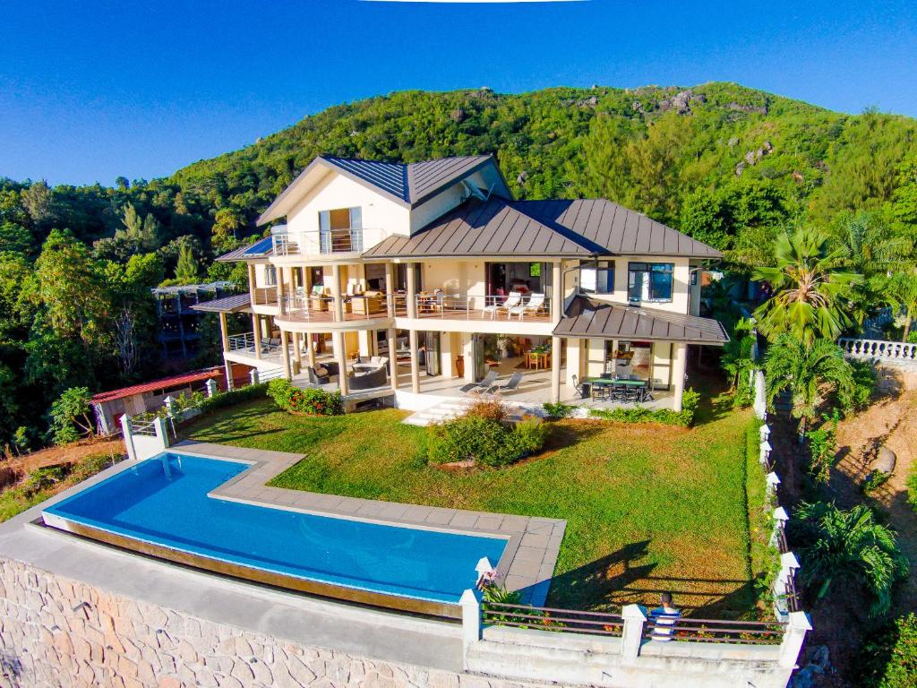 博瓦隆拉维别墅的享有带游泳池的房屋的空中景致