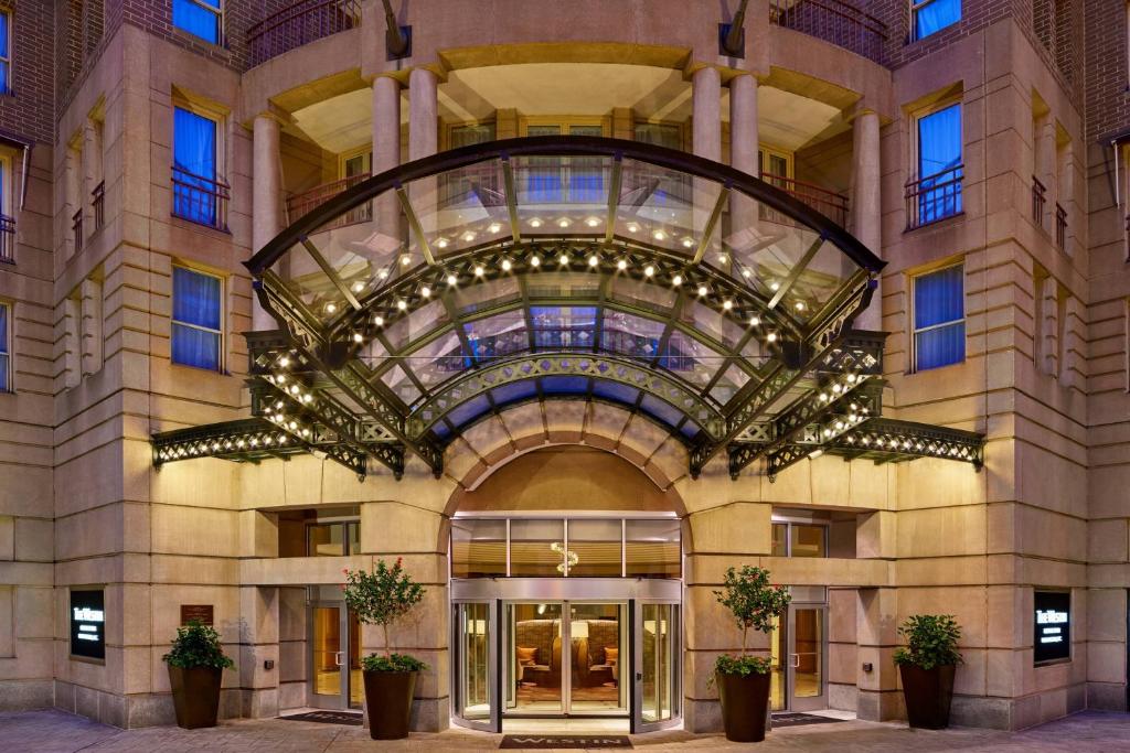 华盛顿威斯汀华盛顿特区乔治城酒店的建筑的大堂,设有玻璃天花板
