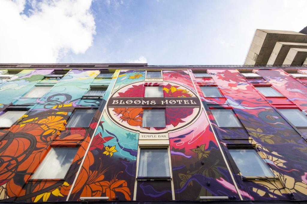 都柏林布鲁姆斯酒店的一面有彩色壁画的建筑