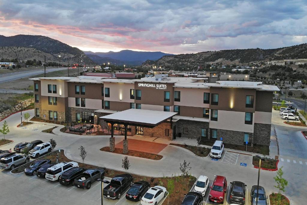 杜兰戈SpringHill Suites Durango的享有酒店空中景色,设有停车场