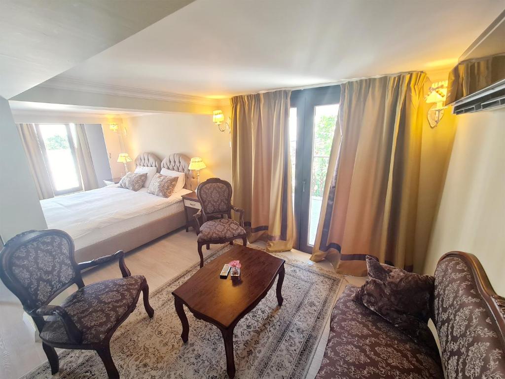 凯里尼亚SOFIA BOUTIQUE HOTEL的卧室配有一张床和一张桌子及椅子