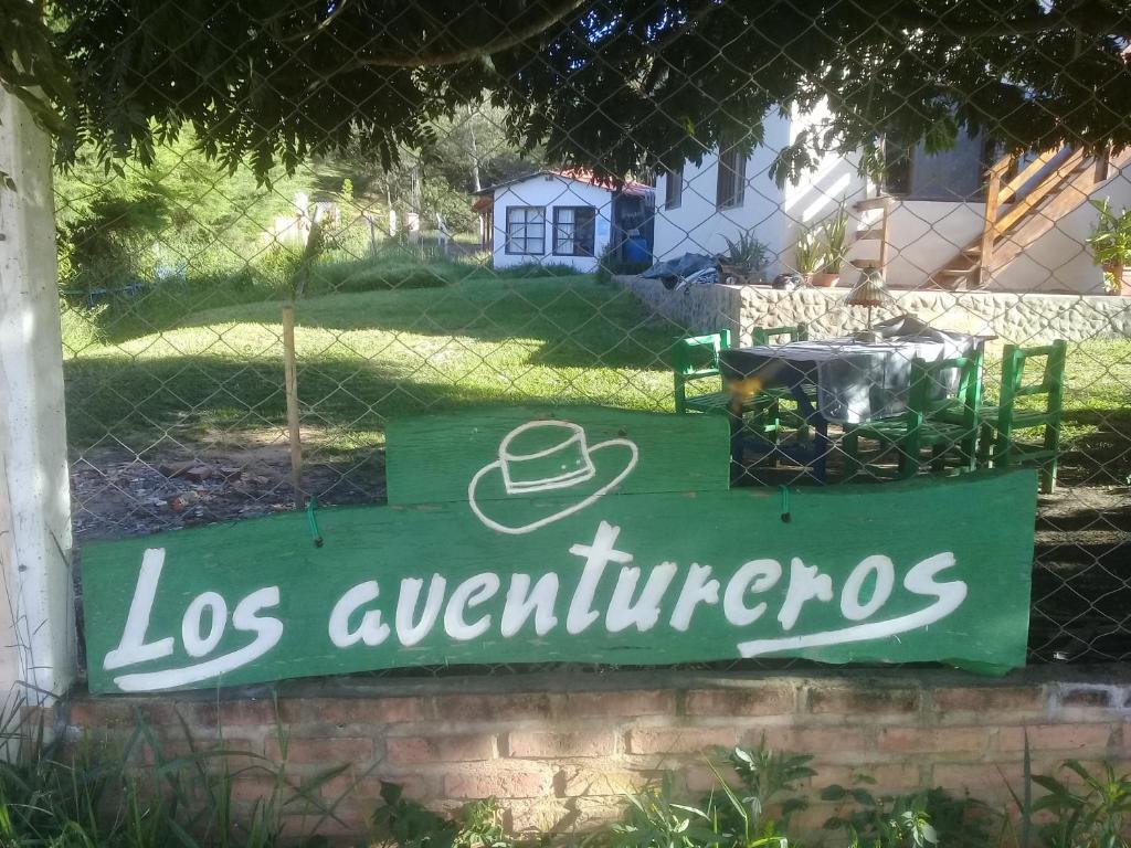 萨迈帕塔Los Aventureros的绿色标志读取公寓