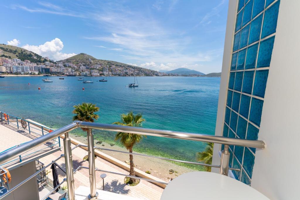 萨兰达塔泰妮雅酒店的享有水景和海滩景致的阳台