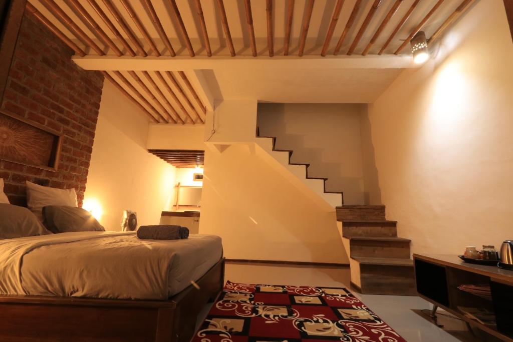 特特巴图睦民宿的一间卧室设有一张床和一个楼梯