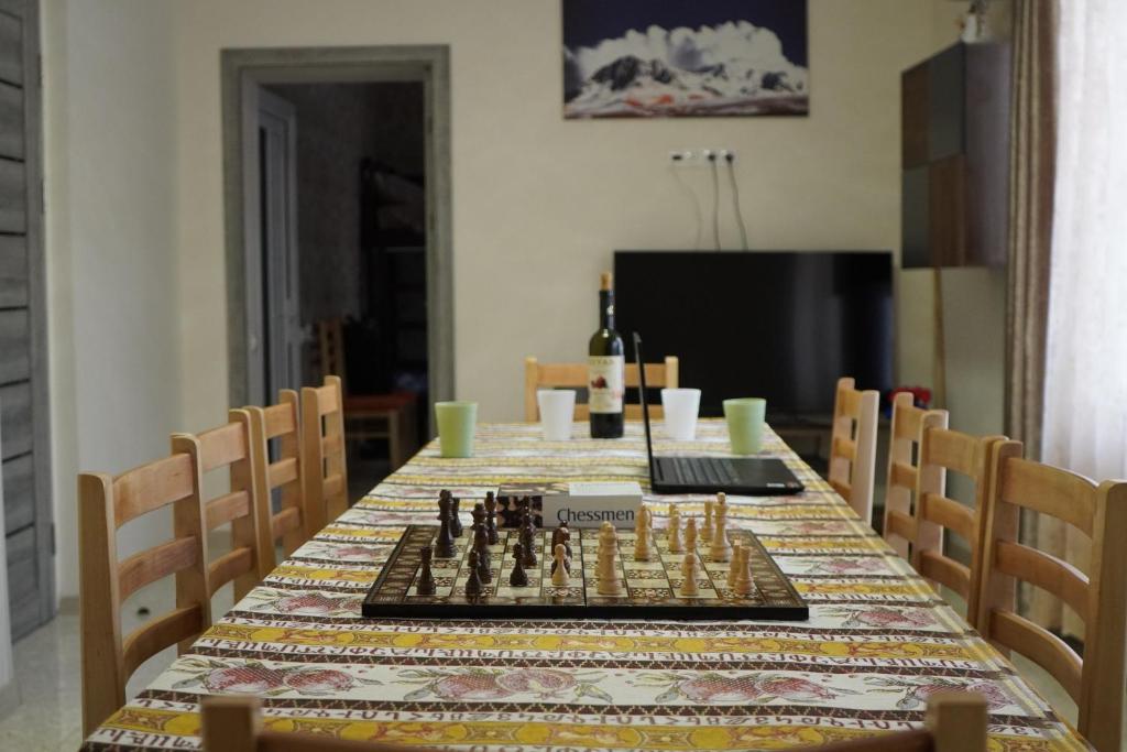 久姆里Aragats Hostel & Guest House的一张桌子上放着棋盘