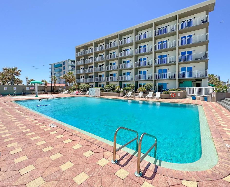 代托纳海滩伯德沃克旅馆&套房酒店的大楼前的大型游泳池
