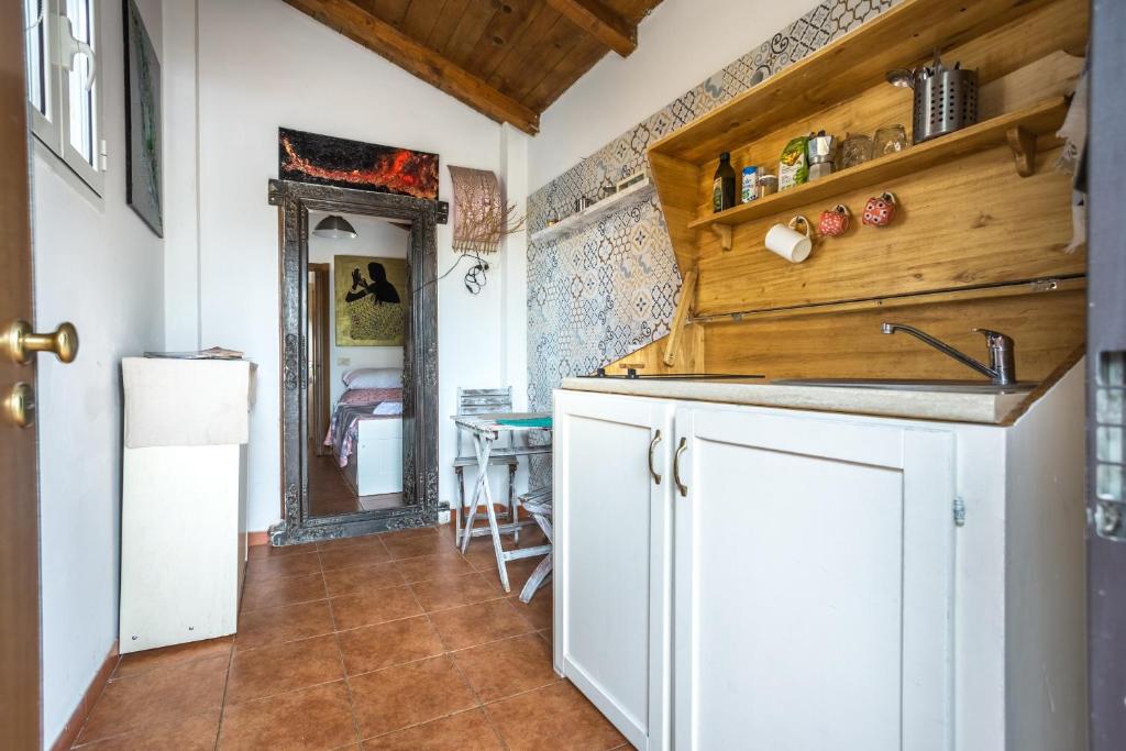 罗马Cottage degli acquedotti的厨房配有水槽和台面