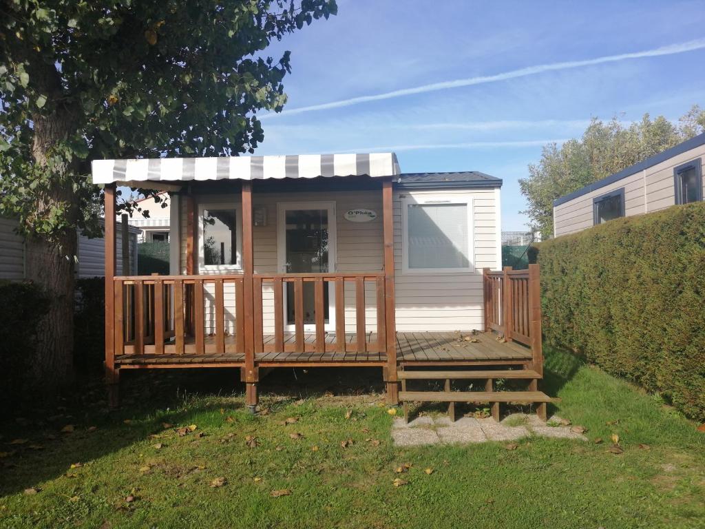 拉皮隆尼尔Mobile home à louer Les Sables d'Olonne - Vendée的房屋设有1个带门廊的大甲板