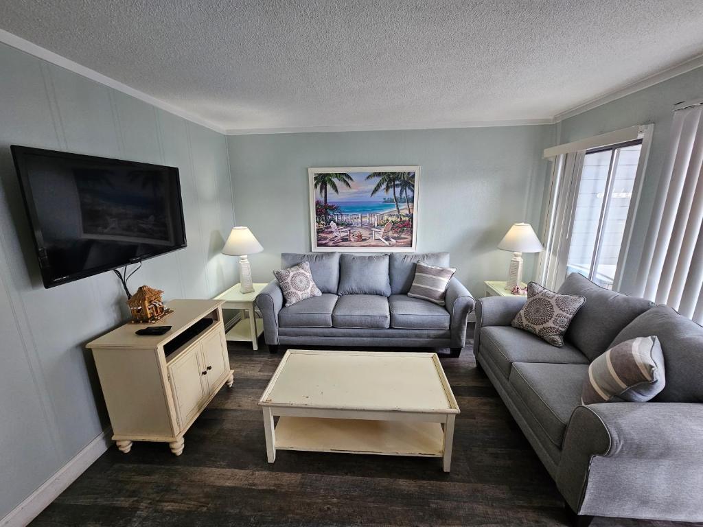 默特尔比奇Myrtle Beach Resort- Unit A 428的客厅配有2张沙发和1台平面电视