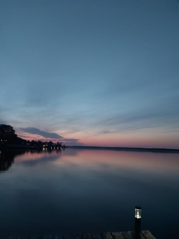 米科瓦伊基Pokoje i apartamenty MatDar的黄昏时分的湖景与天空