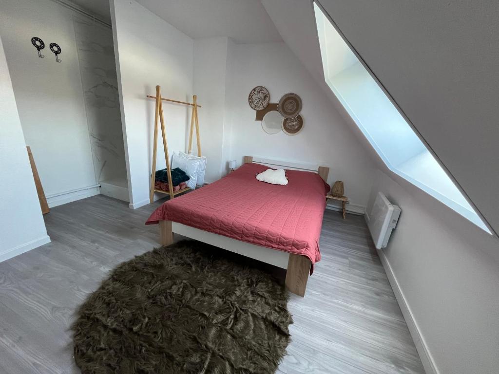 加来Appartement Calais Nord的一间小卧室,配有红色的床和地毯