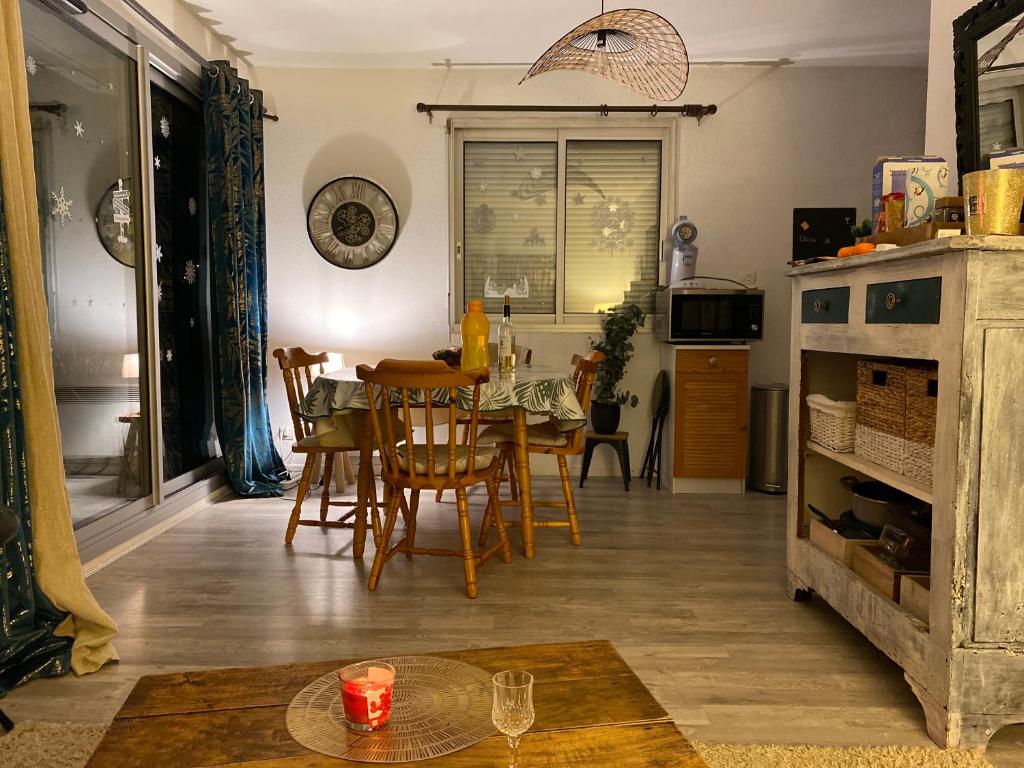 圣拉里苏朗Refuge St Lary的厨房以及带桌椅的用餐室。