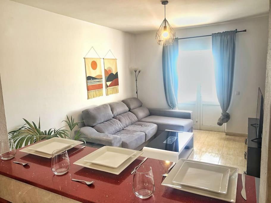 圣巴尔托洛梅A cozy staying in the heart of Lanzarote.的客厅配有沙发和桌子