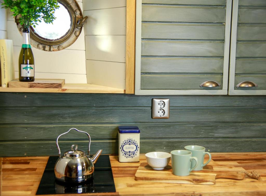 萨翁林纳Saimaa Experience的厨房柜台,配有3杯茶壶