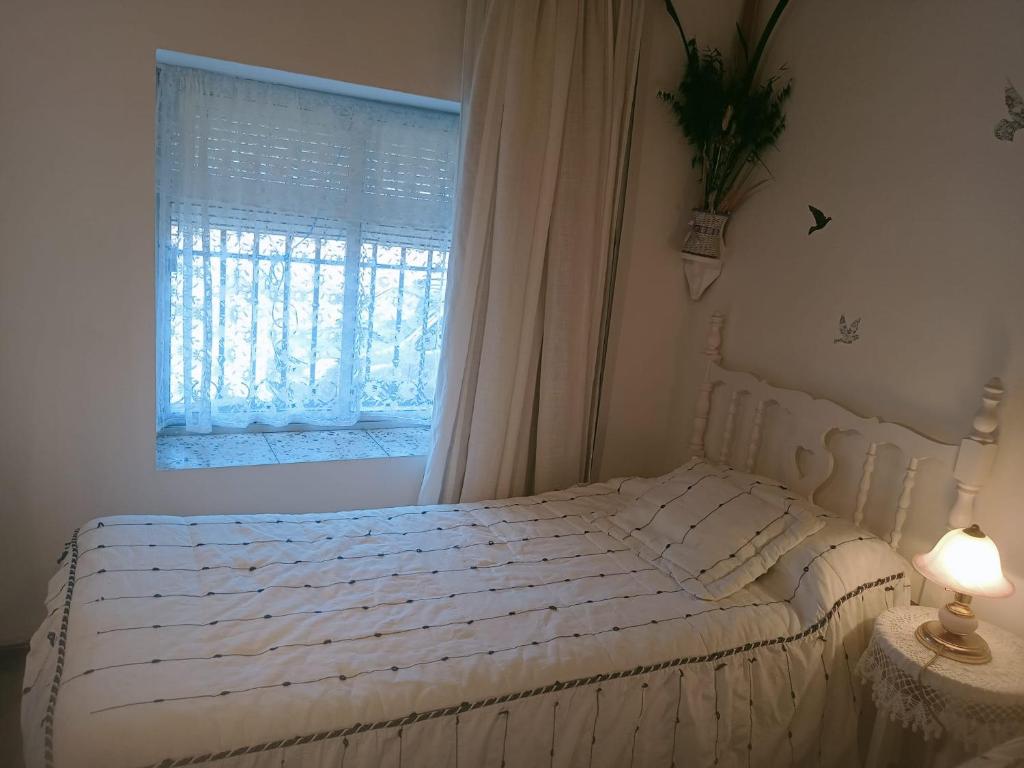 Pedrosa del ReyWilly Fogg的卧室内的一张白色床,设有窗户