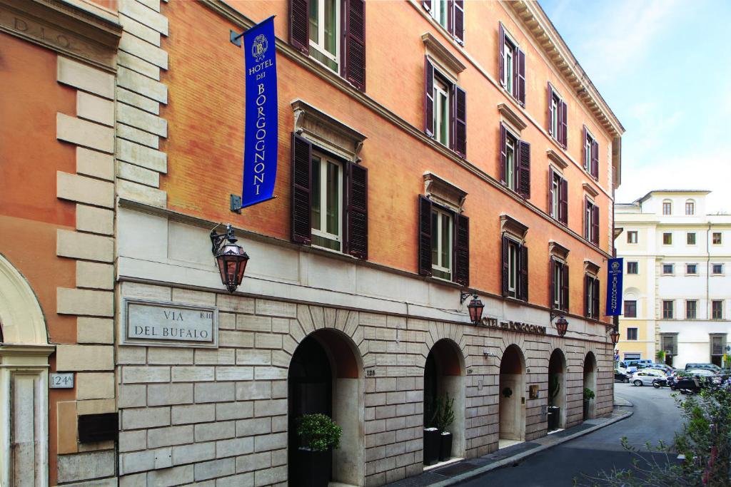 罗马戴伯尔格洛尼酒店的建筑的侧面有蓝色标志