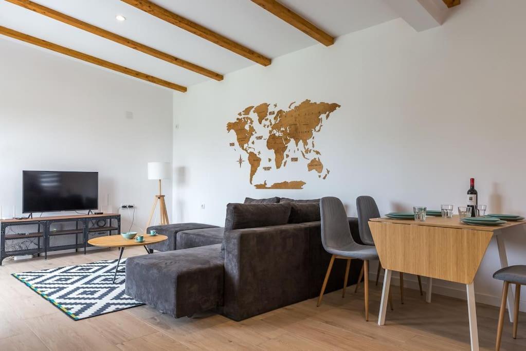 斯梅代雷沃Vikendica 137的客厅配有沙发,墙上挂着世界地图