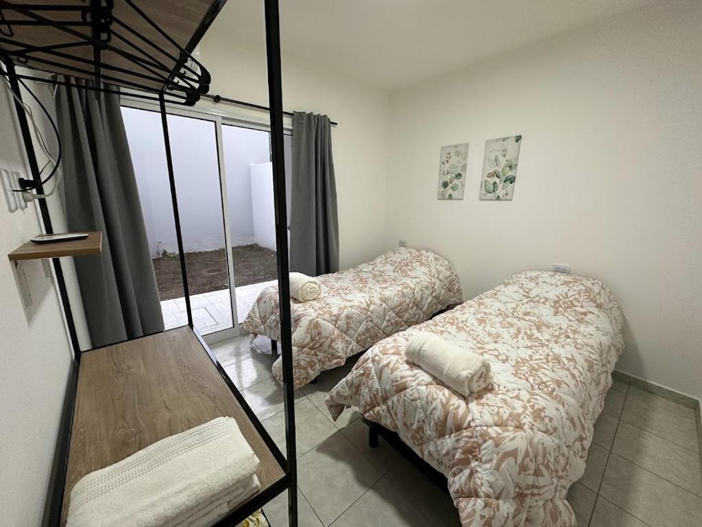 埃斯佩兰萨DON SIMON Apart 2 - departamento nuevo的一间卧室配有两张床和镜子