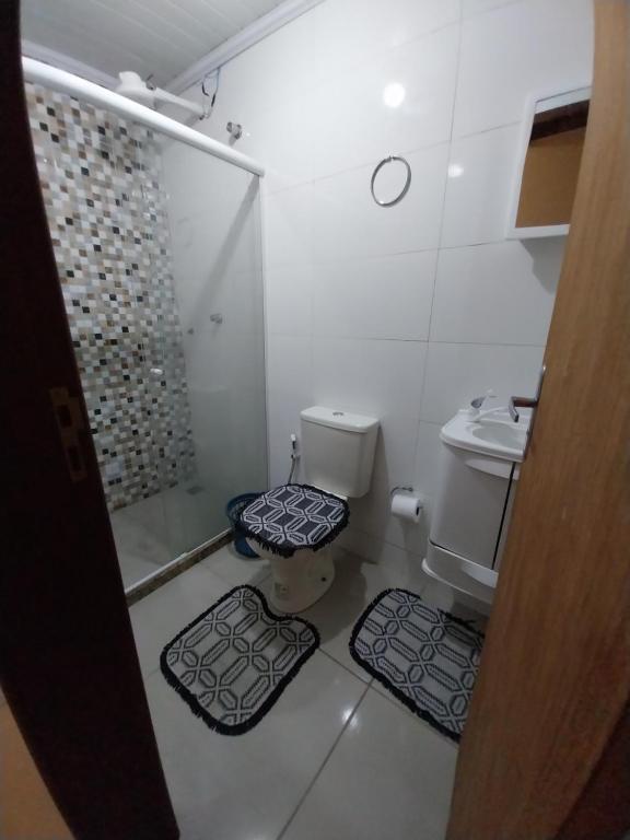坎普斯戈伊塔卡济斯Casa 4的一间带卫生间和淋浴的浴室以及两张垫子
