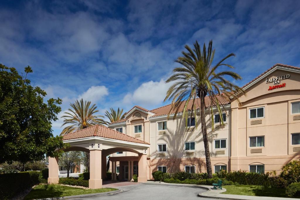 圣卡洛斯旧金山圣卡洛斯万豪费尔菲尔德客栈&套房酒店的一座楼前有棕榈树的酒店
