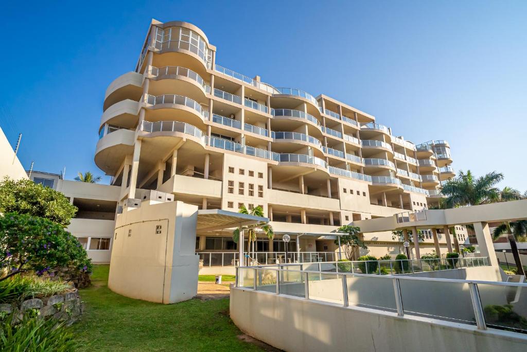 马盖特304A Santorini -Margate RSA的一座大型公寓楼,前面设有草坪