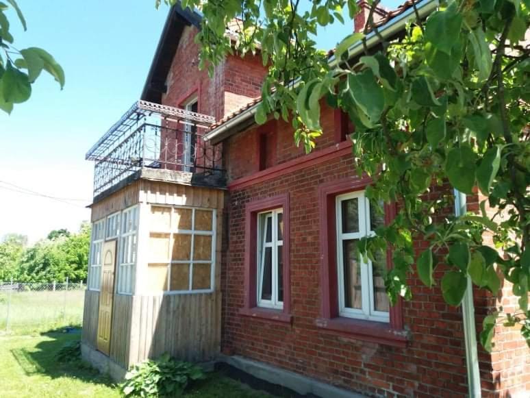 斯塔勒亚布伦基Zofiówka的红砖房子,上面设有阳台