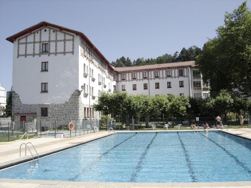 莱昆韦里阿耶斯塔兰一号旅馆的大楼前的大型游泳池