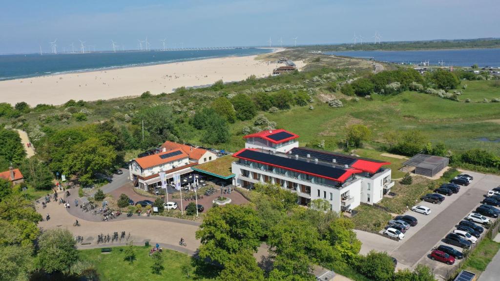 弗劳温普尔德Strandhotel Duinoord的海滩旁建筑物的空中景观