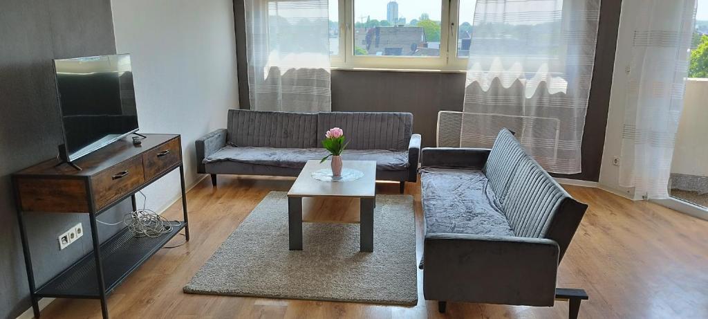 JüchenSchöne sonnige Wohnung的客厅配有沙发和桌子